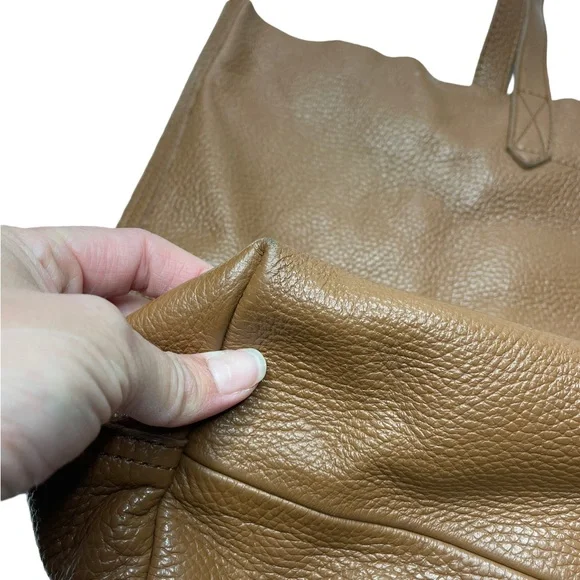 Cuyana | Classic Leather Tote in Caramel Leather - Picture 6 of 8